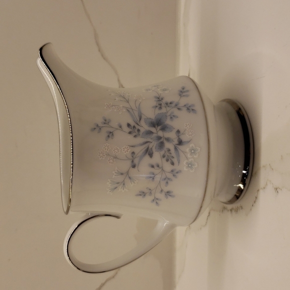 𝅺noritake Carolyn 2693 Creamer Fine China Contemporary White Blue floral sil - Picture 3 of 6